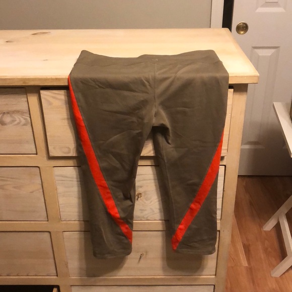 Workout capris - Picture 2 of 2